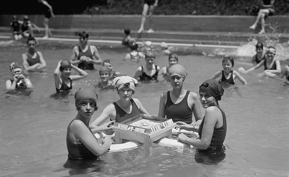 Kvinnor spelar mahjong i en pool i USA 1924 Kvinnor spelar mahjong i en pool i USA 1924