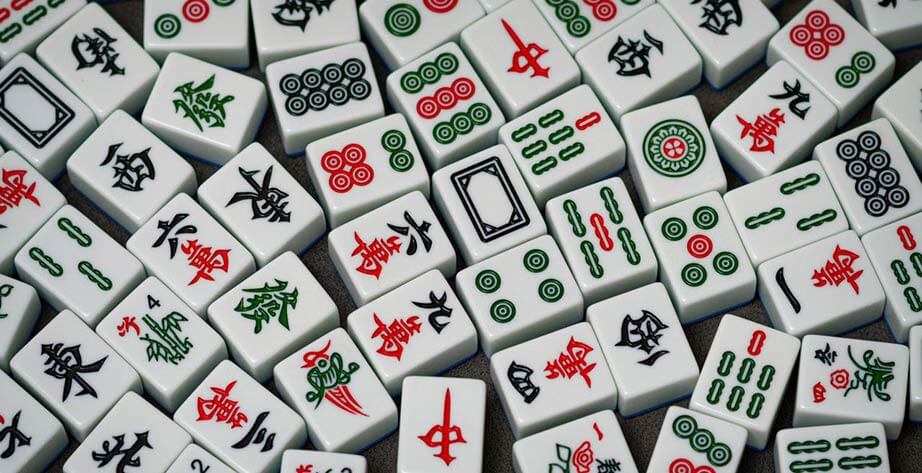 Mahjongbrickor: cirklar, bambu, tecken, vindar, drakar och blommor